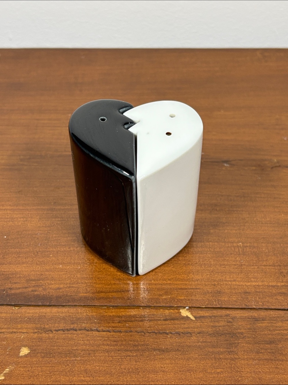 Yin Yang Heart-Shaped Black & White Salt & Pepper Ceramic Shakers puzzle Japan